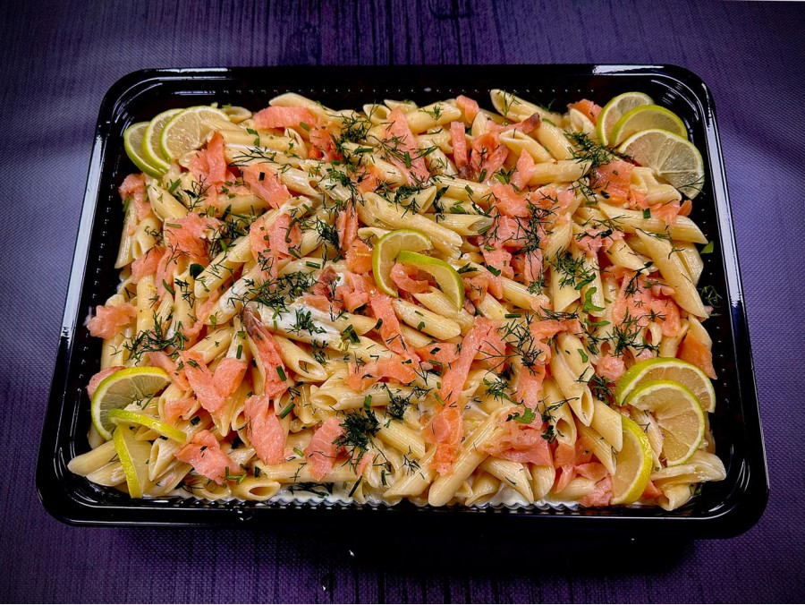 Πένες με καπνιστό σολομό και κρέμα τυριών για 10 άτομα