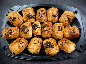 Πιατέλα 20 τμχ μικρά κρουασάν με μαύρη σοκολάτα