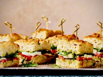 Πιατέλα 20 τμχ μικρές focaccia caprese με φρέσκια μοτσαρέλα, ντομάτα, ρόκα και spread βασιλικού