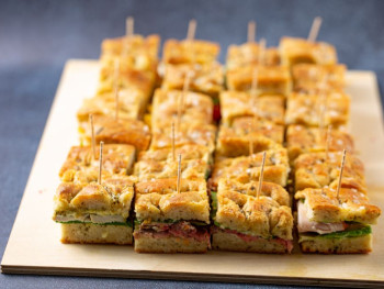 Πιατέλα 20 τμχ μικρές focaccia prosciutto, mozzarella, ρόκα και spread λιαστής ντομάτας