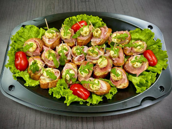 Πιατέλα 20 τμχ καναπεδάκια ολικής με φρέσκια mozzarella, prosciutto crudo και σως βασιλικού