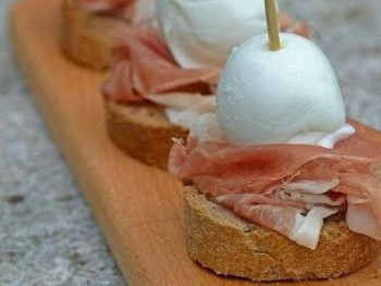Πιατέλα 20 τμχ καναπεδάκια ολικής με φρέσκια mozzarella, prosciutto crudo και σως βασιλικού Πιατέλα 20 τμχ καναπεδάκια ολικής με φρέσκια mozzarella, prosciutto crudo και σως βασιλικού