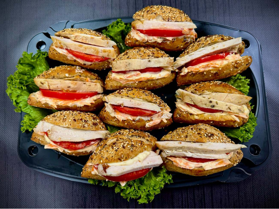 Πιατέλα 10 τμχ μικρές μπαγκέτες πολύσπορες κοτόπουλο φιλέτο, ντομάτα και mustard carrot sauce