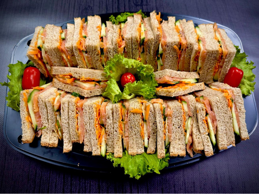 Μπόμπα ολικής σολομός με αρωματική σως avocado, καρότο, αγγούρι 20 τμχ