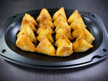 Πιατέλα 20 τμχ Θρακιώτικα τρίγωνα τυροπιτάκια με φέτα και σουσάμι