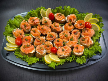 Πιατέλα 20 τμχ καναπεδάκια ολικής με Philadelpia, σολομό και άνηθο