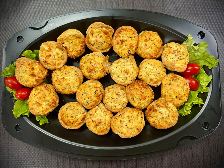 Πιατέλα 20 τμχ χειροποίητα ταρτάκια Greek lovers με φέτα, ντομάτα, βασιλικό