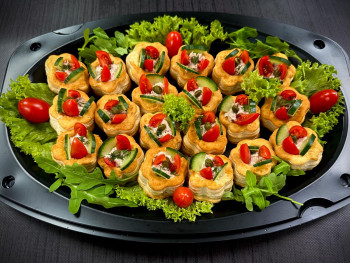 Πιατέλα 20 τμχ καναπεδάκια vol-au-ved τόνου με αγγούρι και ντοματίνι