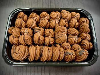 Πιατέλα catering 20 τμχ petit four κακάο με γέμιση πραλίνα φουντουκιού  