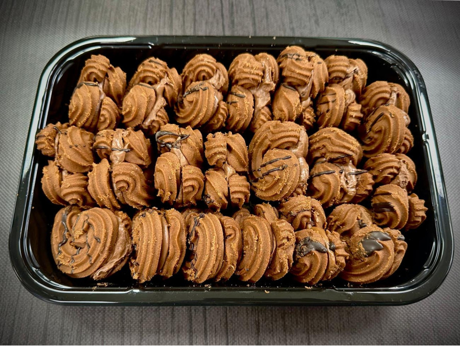 Πιατέλα catering 20 τμχ petit four κακάο με γέμιση πραλίνα φουντουκιού  