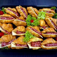 Πιατέλα 15 τμχ μικρά κρουασάν σαλάμι Θάσου, γκούντα, απαλή σως μουστάρδας  