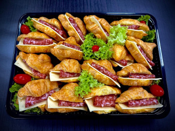 Πιατέλα 15 τμχ μικρά κρουασάν σαλάμι Θάσου, γκούντα, απαλή σως μουστάρδας  