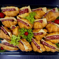 Πιατέλα 15 τμχ μικρά κρουασάν σαλάμι Θάσου, γκούντα, απαλή σως μουστάρδας  