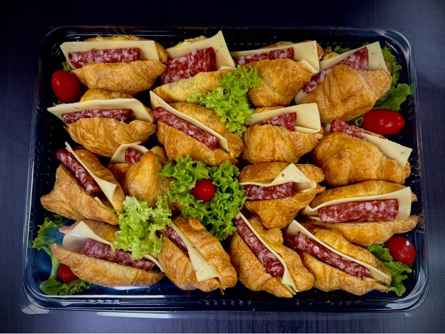 Πιατέλα 15 τμχ μικρά κρουασάν σαλάμι Θάσου, γκούντα, απαλή σως μουστάρδας  