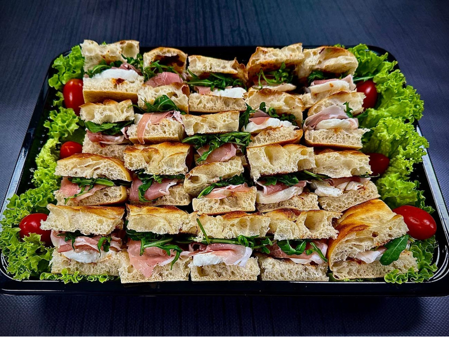 Πιατέλα 20 τμχ μικρές focaccia prosciutto, mozzarella, ρόκα και spread λιαστής ντομάτας