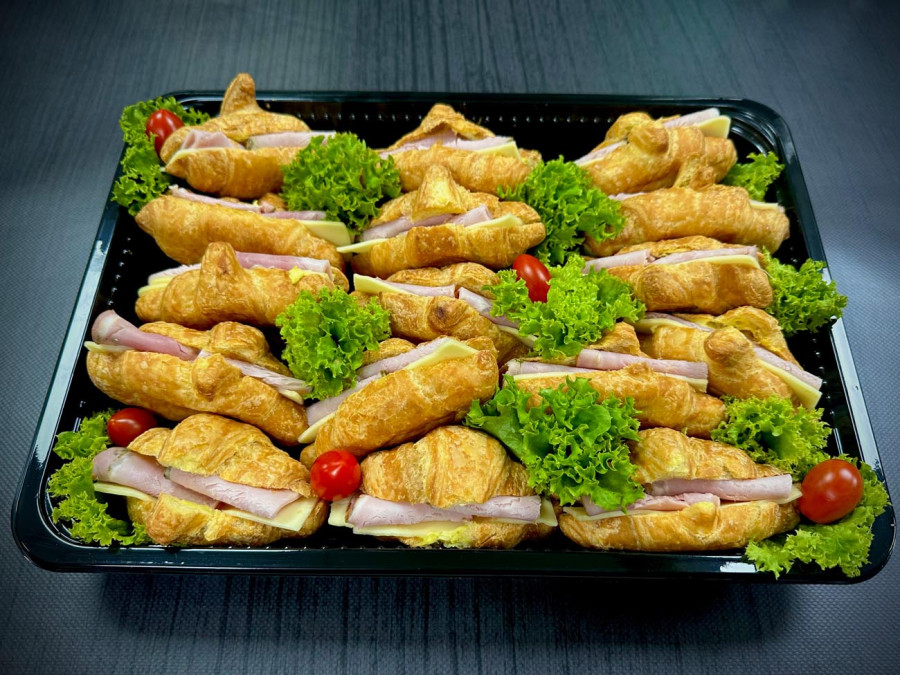 Πιατέλα 15 τμχ μικρά κρουασάν Fouantré ψητό χοιρινό, γκούντα, απαλή σως μουστάρδας  