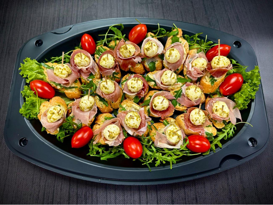 Πιατέλα 20 τμχ καναπεδάκια με φρέσκια mozzarella, prosciutto crudo και σως βασιλικού