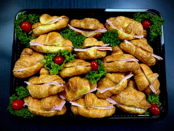 Πιατέλα 15 τμχ μικρά κρουασάν ζαμπόν - γκούντα - μαγιονέζα