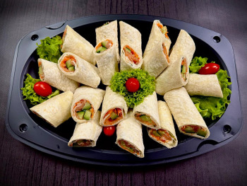 Πιατέλα 20 τμχ τορτίγιες σολομό, philadelphia cream cheese, άνηθο, πίκλα αγγούρι, καρότο