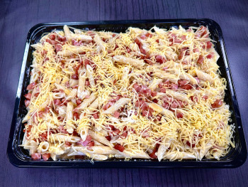 Rigatoni with bacon and parmesan sauce for 10 people