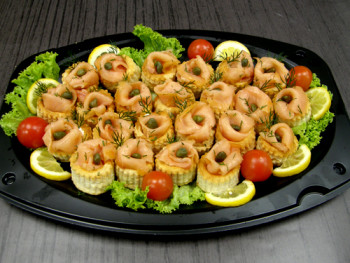 Platter 20 pcs canapes vol-au-ved with salmon