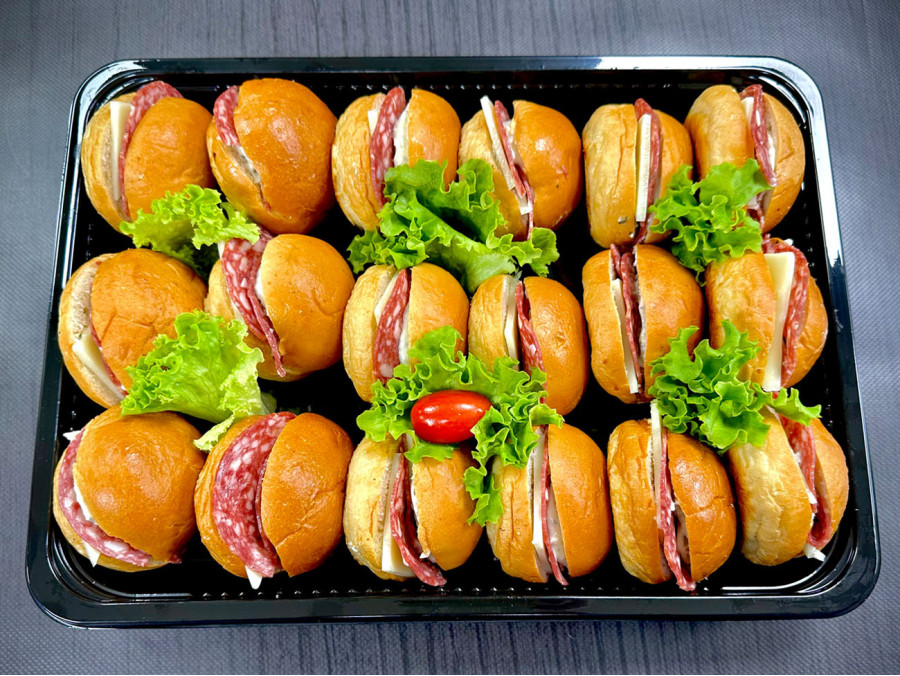 Πιατέλα 18 τμχ μικρά μπριόζ με σαλάμι θάσου, αυγό και σως φέτας αρωματισμένη με θυμάρι   