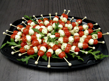 Plater 20 pcs. with sticks of fresh mozzarella, cherry tomatoes & basil pesto    