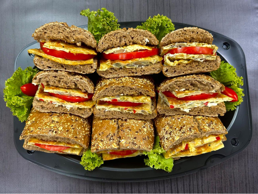 Πιατέλα 10 τμχ τζιαπατίνια πολύσπορα ομελέτα μανιταριών, σως φέτας με θυμάρι και ντομάτα